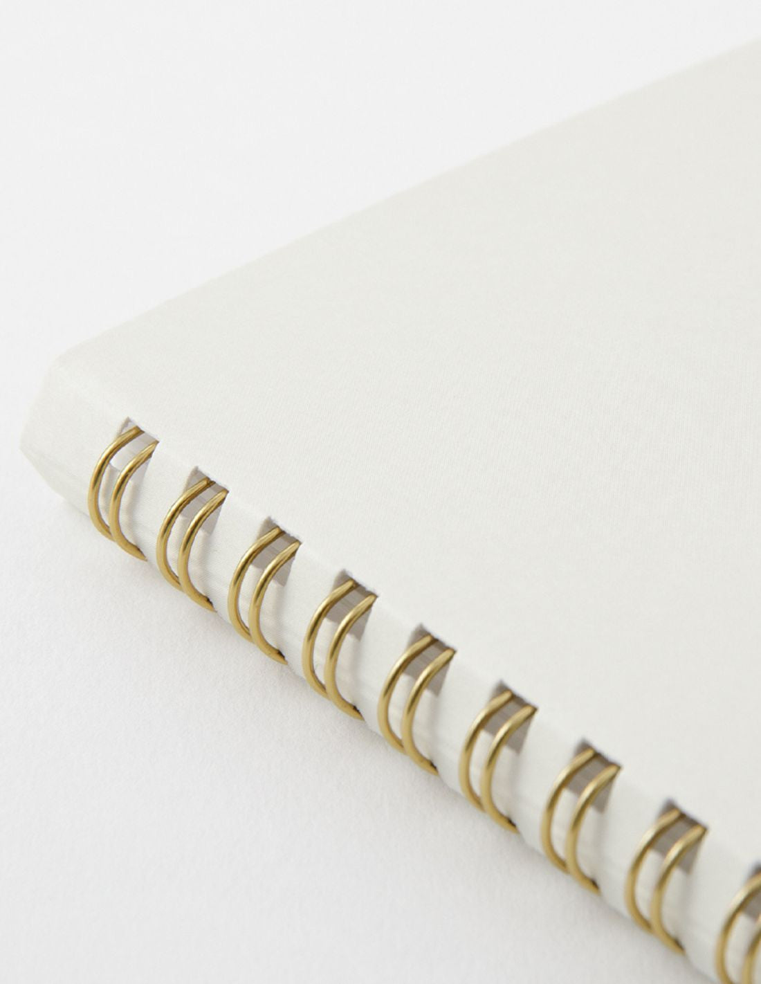 Midori_A5_Ring_Notebook_Dot_Grid_-_white_2.jpg
